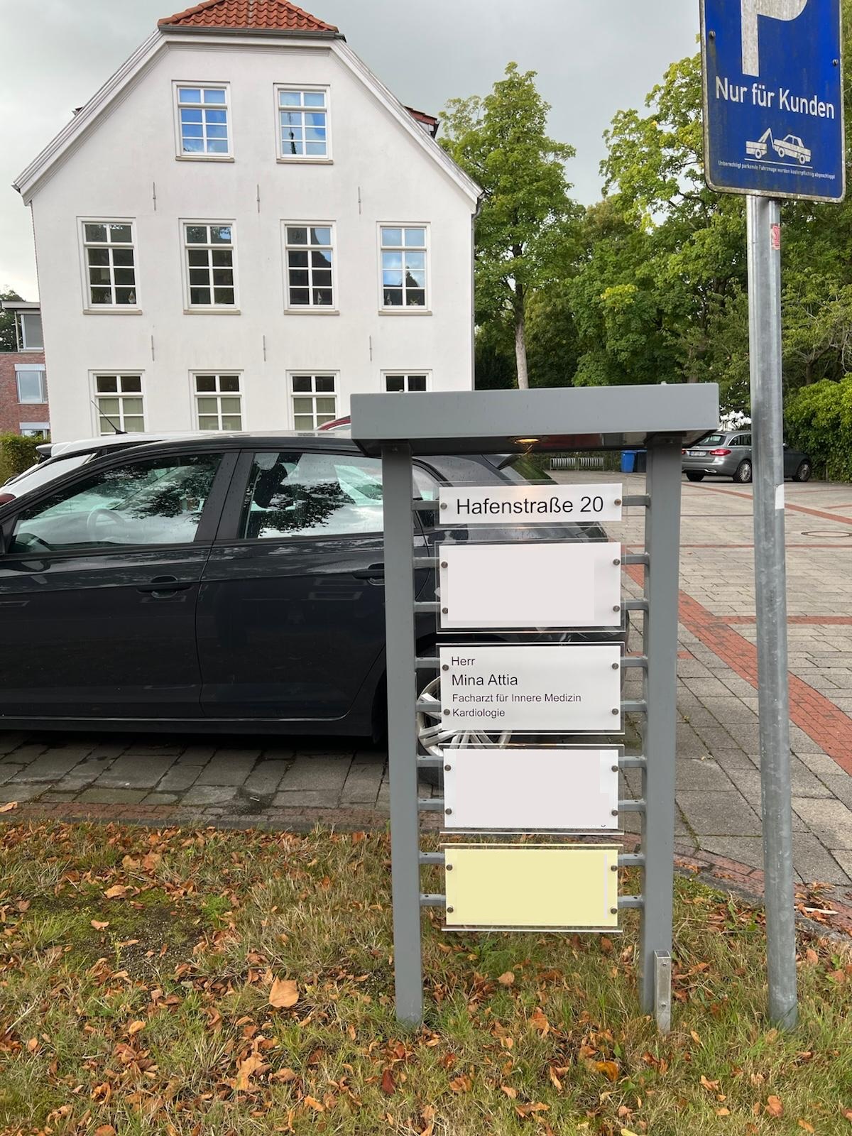 Kardiologie Praxis Eingang Aurich - Mina Attia Herzarzt Empfang